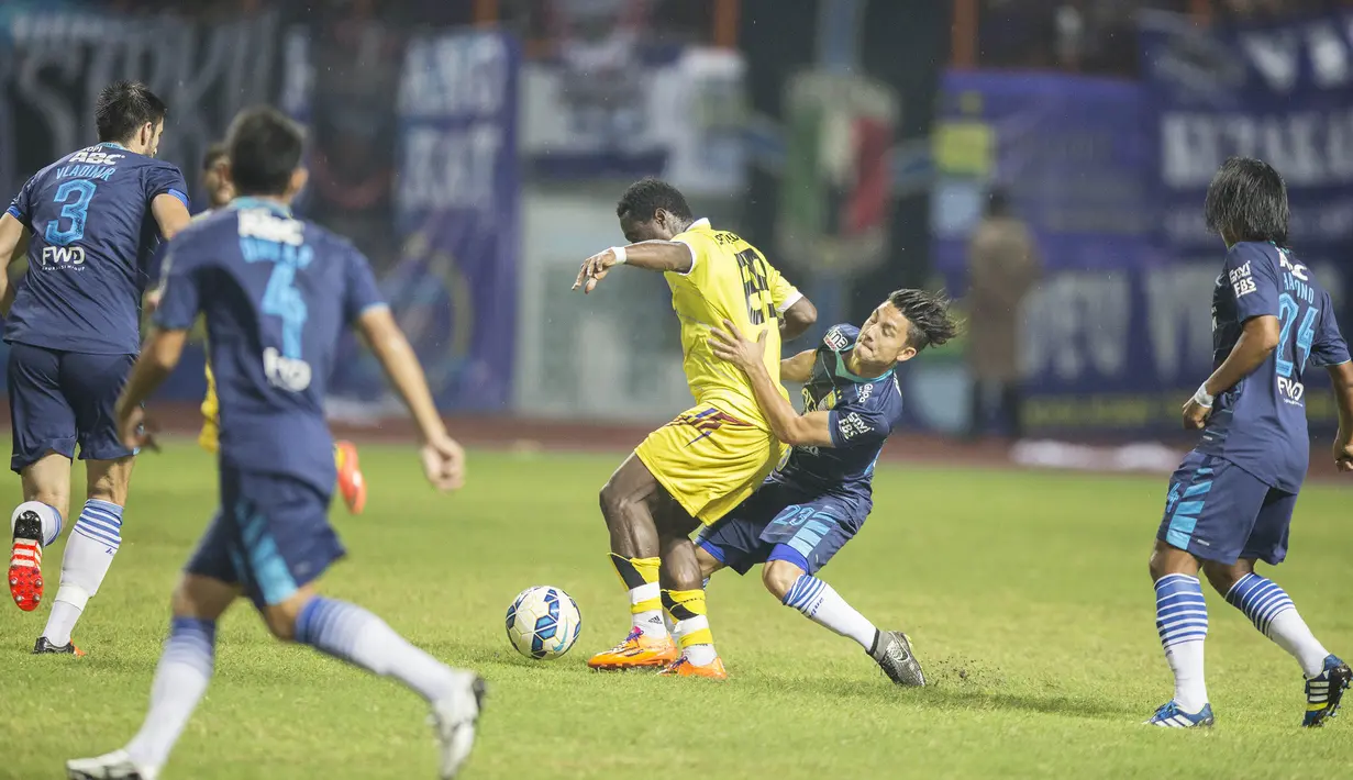 Gelandang Persib, Kim Kurniawan, menahan laju dari penyerang PS Polri, James Koko Lomell. (Bola.com/Vitalis Yogi Trisna)