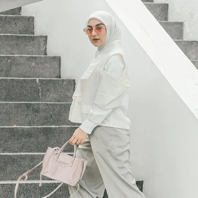 6 Gaya Irish Bella Pasca Melahirkan Anak Kedua, Makin Cantik dan Stylish