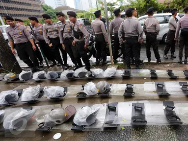 Sejumlah petugas kepolisian saat berjaga di kawasan Sarinah, Jakarta Pusat, Jumat (2/12). Meski aksi damai 2 Desember telah usai, mereka tetap berjaga sampai situasi kondusif. (Liputan6.com/Ferbian Pradolo)