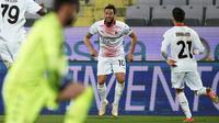 Gelandang AC Milan, Hakan Calhanoglu (tengah) berselebrasi usai mencetak gol ke gawang Fiorentina pada pertandingan Liga Serie A Italia di stadion Artemio Franchi di Florence, Italia, Senin (22/3/2021). AC Milan mengemas 59 poin dari 28 pertandingan yang sudah dilakoni. (Spada/LaPresse via AP)