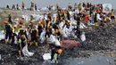 Ratusan karung untuk wadah mengangkut sampah disedia oleh Dinas Lingkungan Hidup. Sampah-sampah dipindahkan secara estafet. (merdeka.com/Imam Buhori)