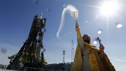 Salah satu pendeta ortodoks melakukan pemberkatan di depan pesawat ruang angkasa Soyuz TMA-14M yang akan lepas landas dari Baikonur Cosmodrome, Kazakhstan, (26/9/2014). (REUTERS/Shamil Zhumatov)