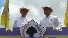 Karnaval kendaraan dua belas partai politik, minggu siang, mewarnai deklarasi kampanye damai pilkada Kabupaten Tangerang, dikawasan Cikupa, Tangerang, Banten.