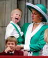Pangeran Harry mengejutkan Puteri Dana saat menjulurkan lidahnya di balkon Buckingham Palace. (Tim Graham/Getty Images/People)