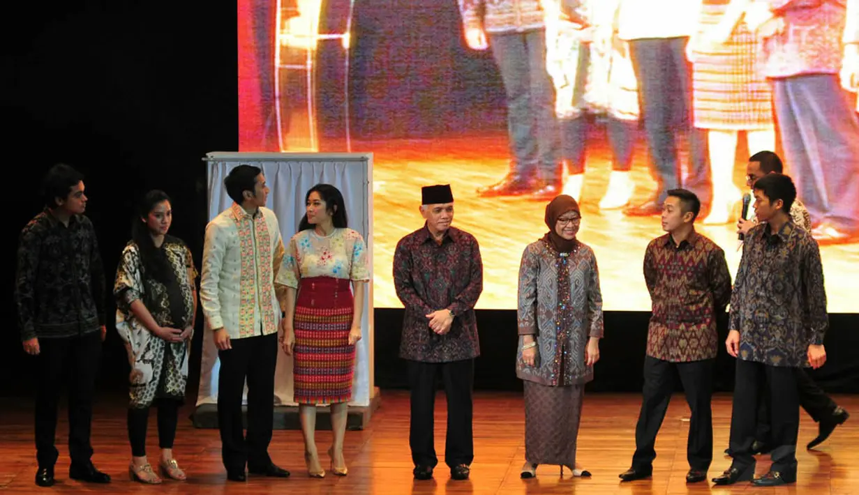 Hadir pula istri Hatta, Okke Rajasa dengan anak-anak dan cucu-cucunya pada peluncuran buku dengan tebal 354 halaman tersebut, Jakarta, Selasa (8/7/14). (Liputan6.com/Johan Tallo)