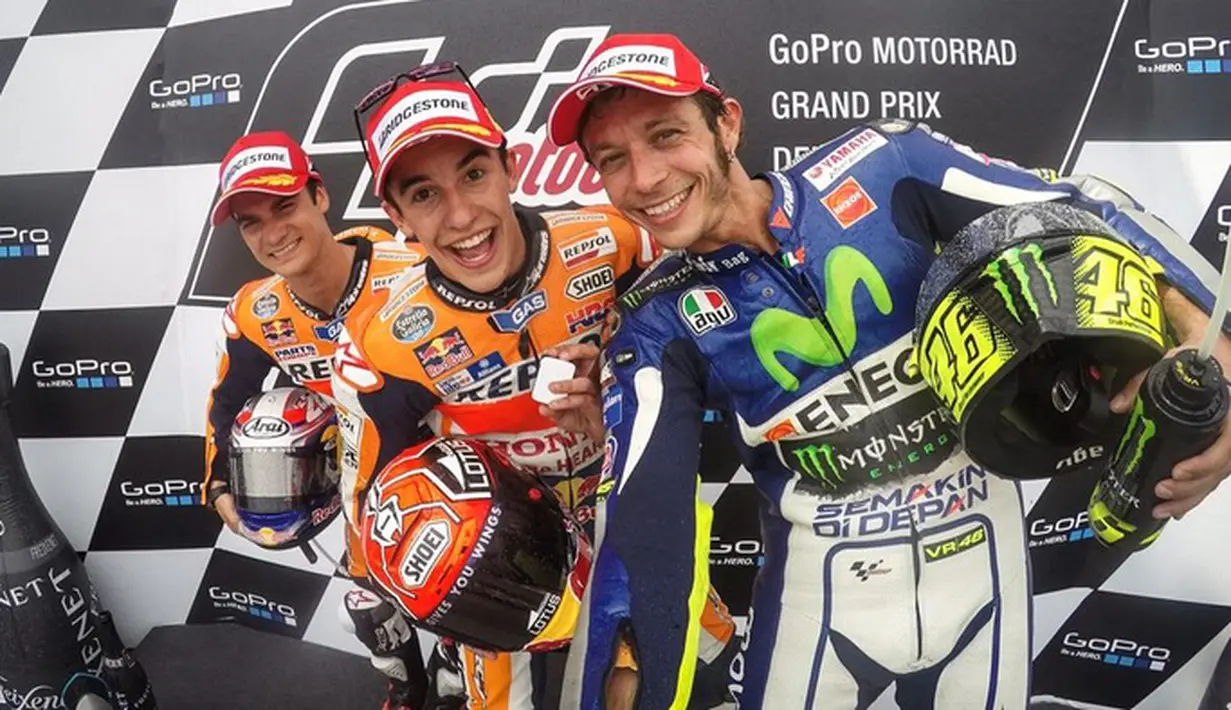 Selfie Valentino Rossi bersama Marc Marquez dan Dani Pedrosa di podium MotoGP Jerman. (Valentino Rossi)