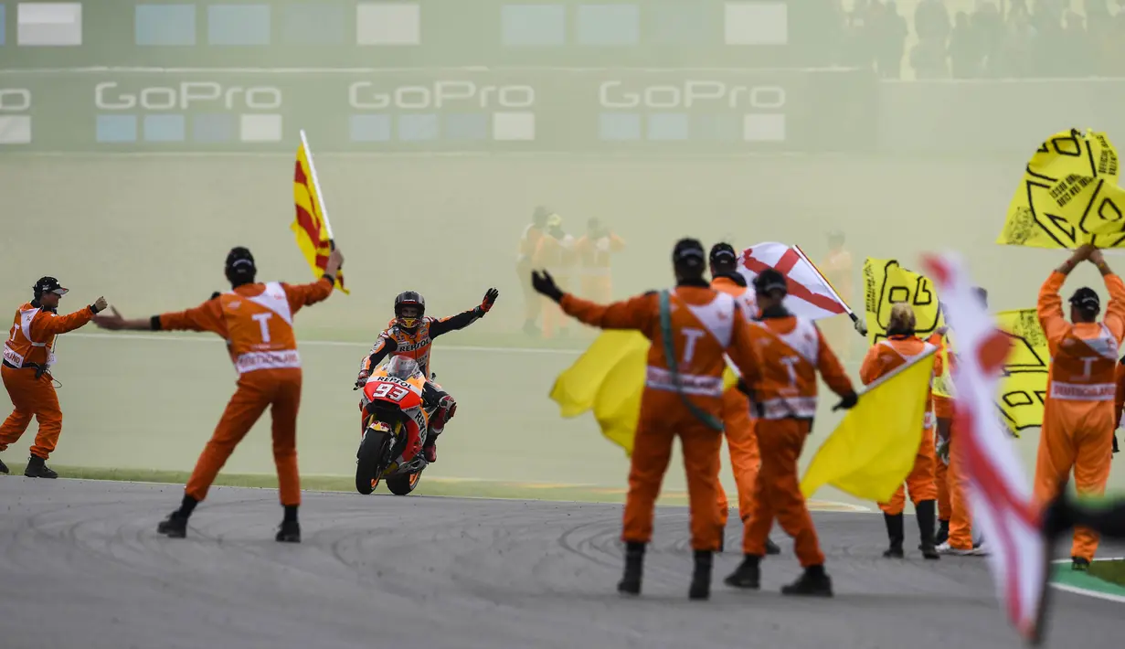 Pebalap Repsol Honda, Marc Marquez, disambut saat finis pertama pada MotoGP Jerman di Sirkuit Sachsenring, Saxony, Minggu (2/7/2017). Rider asal Spanyol itu juara dengan catatan waktu 40 menit 59,525 detik. (AFP/Robert Michael)