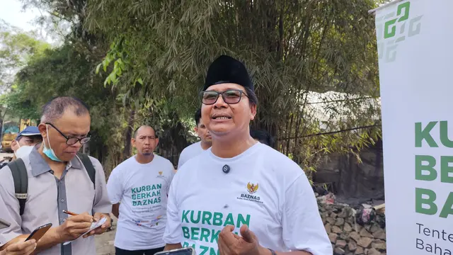 Baznas RI membagikan 189 kantong daging kurban kepada warga Kelurahan Sumurbatu, Bantargebang, Kota Bekasi, Jawa Barat (Jabar) saat Hari Raya Idul Adha 1445 H hari ini, Senin (17/6/2024).