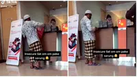 Video Pria Bersarung Setor Tumpukan Uang ke Bank Pakai Kresek Ini Viral (sumber: TikTok/vhie_cha)