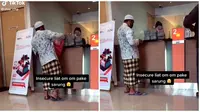 Viral Momen Pria Bersarung Setor Tumpukan Uang ke Bank Pakai Kresek