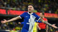 Gelandang Atletico Madrid, Saul Niguez melakukan selebrasi setelah mencetak gol saat pertandingan sepak bola Liga Spanyol melawan Villarreal CF di Stadion La Ceramica, Villarreal, pada 1 April 2024. (JOSE JORDAN/AFP)