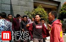 VIDEO: Polda Metro Jaya Lepas 56 Mahasiswa yang Ditangkap Saat Demo di DPR