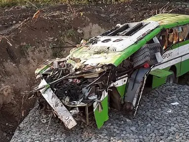 Kondisi sebuah bus antarkota yang jatuh ke jurang di dekat Kota Sablayan, Mindanao, Filipina, Rabu (21/3). Setidaknya 19 orang dinyatakan tewas dan puluhan lainnya luka-luka terluka dalam kecelakaan tersebut. (PDRRMO, Mindoro Occidental via AP)