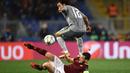 Gelandang Roma, Alessandro Florenzi, terjatuh saat berebut bola dengan bek sayap Real Madrid, Marcelo. Hasil ini membuat peluang Roma lolos kian berat mengingat leg kedua akan berlangsung di Stadion Santiago Bernabeu. (AFP/Filippo Monteforte)