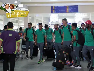 Para pemain Timnas Indonesia saat tiba di Ninoy Aquino International Airport (NAIA), Manila, Filipina, (17/11/2016). (Bola.com/Nicklas Hanoatubun)