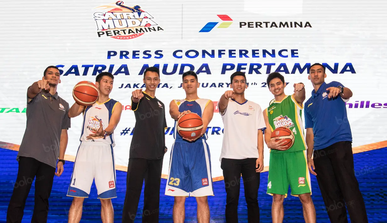 Para pebasket Satria Muda memperkenalkan jersey baru saat jumpa pers di Ballroom Pertamina, Jakarta, Rabu (11/1/2017). Tahun ini SM optimis bisa merebut gelar juara IBL 2017. (Bola.com/Vitalis Yogi Trisna)