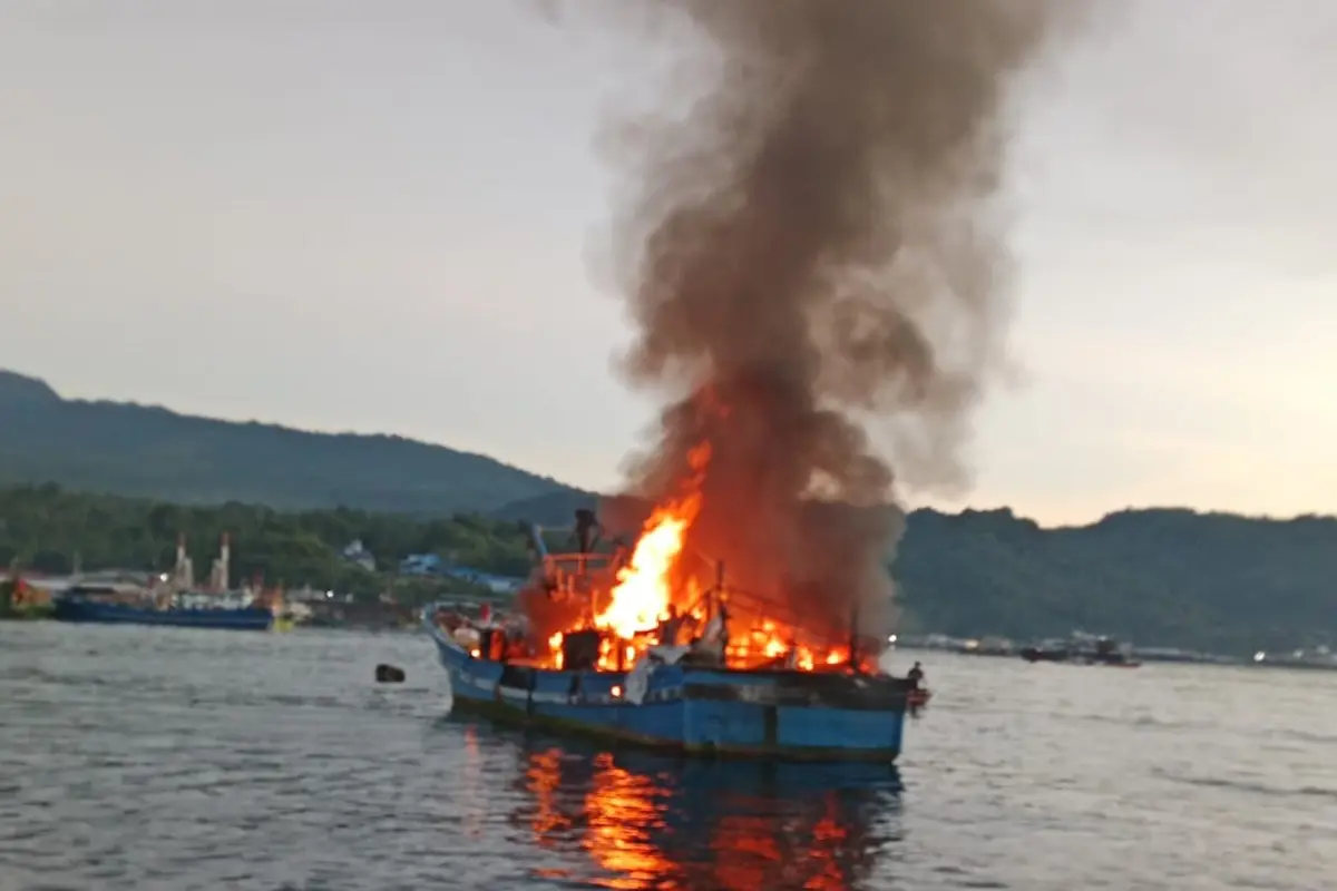 KM Maranatha 04 terbakar di depan dermaga T Pelabuhan Perikanan Bitung, Rabu (15/4/2026) sekitar pukul 05.15 Wita. (Liputan6.com/Yoseph)
