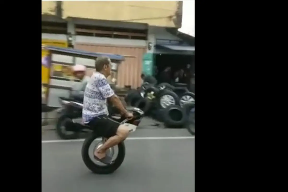Kakek dengan motor satu roda