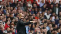 Pelatih Manchester City, Pep Guardiola memberikan instruksi kepada anak asuhnya saat melawan Swansea City pada lanjutan Premier League di Stadion Liberty, Swansea, Sabtu (24/9/2016). (AFP/Adrian Dennis)