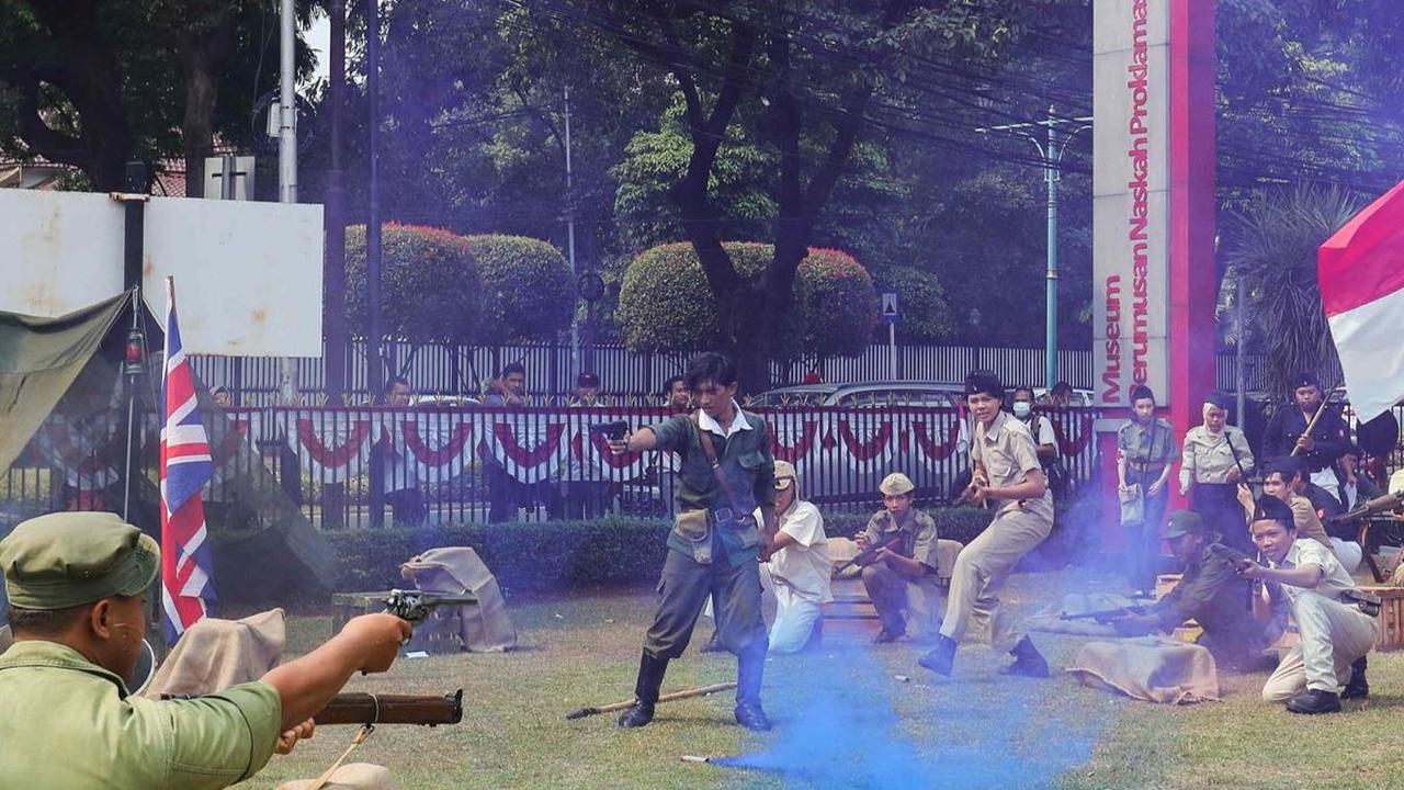 Dalam sosiodrama ini digambarkan perjuangan para pahlawan mengusir dan menghadapi bangsa penjajah, seperti Belanda dan Jepang.