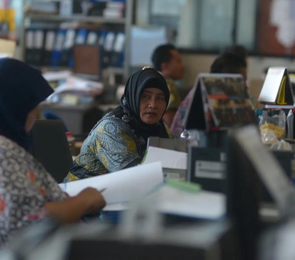 "Tentu kalau mau keras-kerasan yang diangkat sesudah tanggal ini dianggap tidak ada, itu bisa saja tetapi ini manusia, belum lagi gaji-gaji tenaga honorer itu berapa macam-macam ada yang hanya Rp300 ribu," tutup Mahfud.