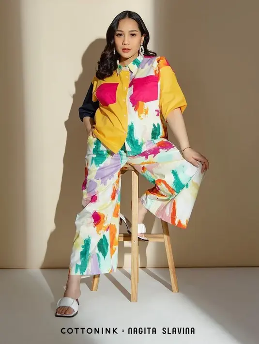 Bisa tiru gaya Nagita Slavina dalam balutan pocket shirt dan pants bernuansa cerah dan berpattern. Bangkitkan semangat di tahun 2022! (Instagram/cottonink).