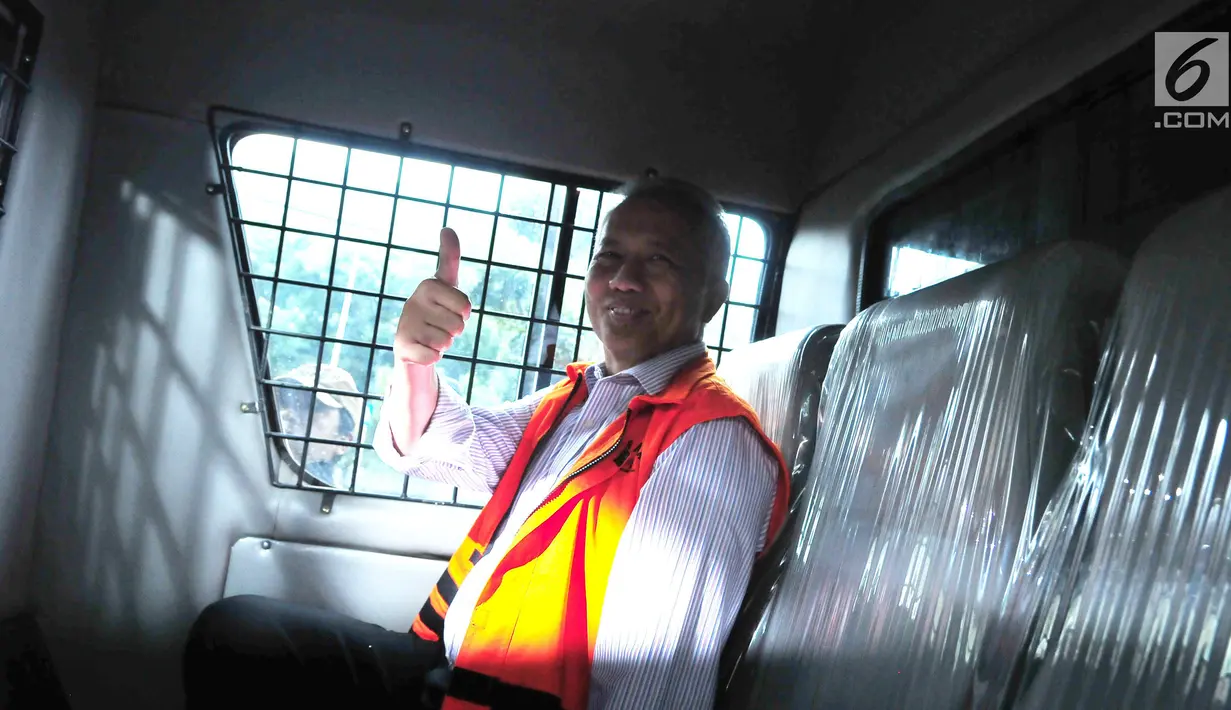Dirjen Perhubungan Laut (Hubla) Kemenhub Antonius Tonny Budiono berada di dalam mobil usai menjalani pemeriksaan, di KPK, Jakarta, Selasa (29/8). Tonny terjaring OTT KPK, Rabu (23/8) lalu, dengan barang bukti uang Rp18,9 miliar (Liputan6.com/Helmi Afandi)