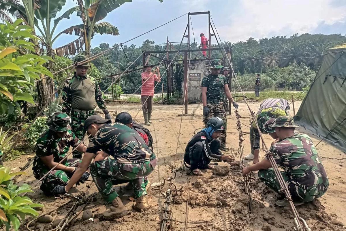 FOTO: Satgas Kodam I Bukit Barisan Bangun Jembatan Gantung Garuda