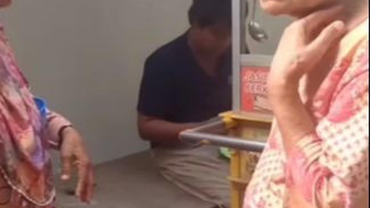 Pingsan Ditemukan Warga di Samping Gerobaknya