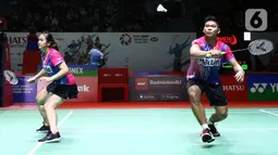 Pasangan ganda campuran Indonesia, Praveen Jordan/Melati Daeva Oktavianti bertanding melawan wakil India, Ishaan Bhatnagar/Tanisha Crasto pada babak 32 besar Indonesia Masters 2022 di Istora Senayan, Jakarta, Rabu (8/6/2022). Praveen Jordan/Melati Daeva Oktavianti unggul 21-14, 16-21, dan 21-12. (Liputan6.com/Helmi Fithriansyah)