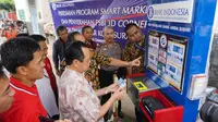 Dengan 3 D Corner, pengunjung pasar tradisional bisa menghindari uang rupiah palsu. (Liputan6.com/Fajar Abrori)