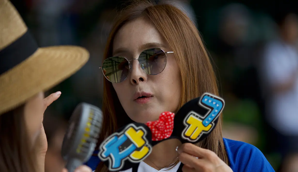 Suporter cantik Korea membawa asesoris saat mendukung tim Baseball Korea melawan tim Baseball Hong Kong pada penyisihan Baseball Asian Games 2018 di Lapangan Baseball Senayan, Jakarta (28/8). (ANTARA FOTO/INASGOC/Nick Hanoatubun/MTG/18)