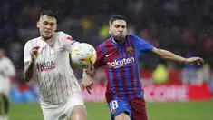 Penyerang Sevilla, Lucas Ocampos berebut bola dengan bek Barcelona, Jordi Alba pada pertandingan lanjutan La Liga Spanyol di stadion Ramon Sanchez-Pizjuan, di Seville, Spanyol, Rabu (22/12/2021). Sevilla bermain imbang dengan Barcelona 1-1. (AP Photo/Angel Fernandez)
