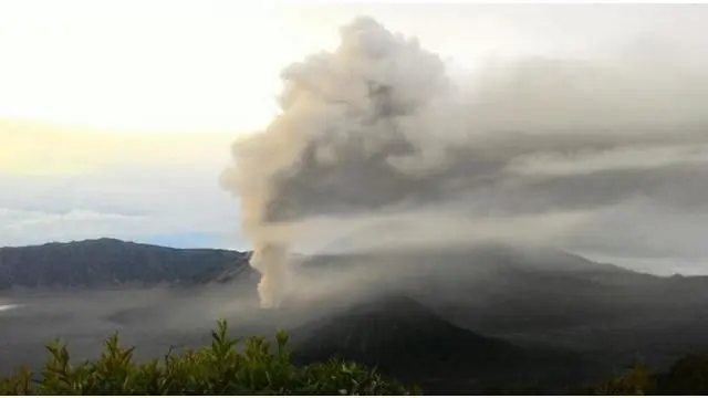 News Flash: Gunung Bromo Semburkan Abu Vulkanik Setinggi 1.250 Meter
