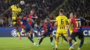 Meski sempat memberi perlawanan, Borussia Dortmund tak berkutik meladeni permainan Barcelona. (Josep LAGO/AFP)