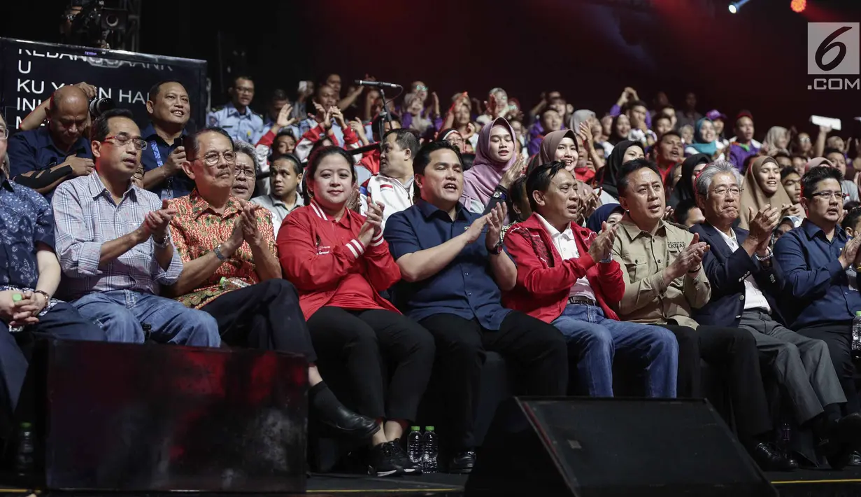Sejumlah tamu undangan hadir bertepatan dengan 100 hari menjelang Asian Games 2018 di Studio 6 Emtek City, Jakarta, Kamis (10/5). Kegiatan Konser 100 Hari Menuju Asian Games 2018 dimeriahkan artis dan atlet nasional. (Liputan6.com/Faizal Fanani)