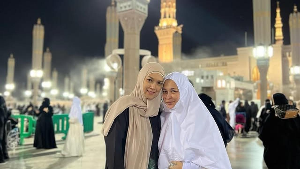 Penampilan Ira Wibowo Berhijab Saat Umrah Bikin Pangling, Ungkap Hal Istimewa Ini Ketika di Tanah Suci