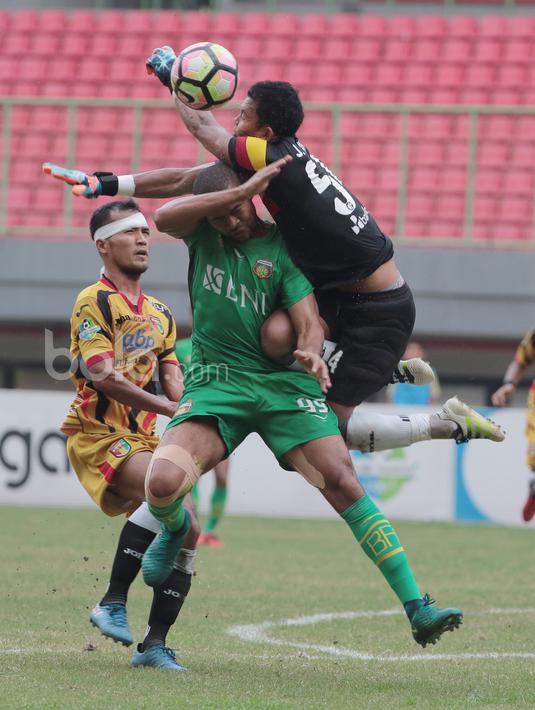 Aksi kiper Mitra Kukar, Joko Ribowo menghalau bola dari kejaran pemain Bhayangkara FC, Thiago Furtuoso pada lanjutan Liga 1 2017 di Stadion Patriot, Bekasi, Jumat (21/7/2017). Bhayangkara menang 4-1. (Bola.com/Nicklas Hanoatubun)