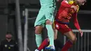 Bek Portugal, Pepe, duel udara dengan Gelandang Andorra, Marcio Vieira, pada laga kualifikasi Piala Dunia 2018 di Stadion Municipal, Sabtu (7/10/2017). Portugal menang 2-0 atas Andorra. (AFP/Pascal Pavani)