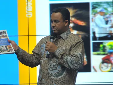 Mendikbud Anies Baswedan memperlihatkan buku kilasan setahun kinerja Kemendikbud, Jakarta, Rabu (30/12). Anies menyampaikan di tahun awal menjabat Kemendikbud langsung melakukan sejumlah perubahan sesuai keluhan masyarakat. (Liputan6.com/Faisal R Syam)