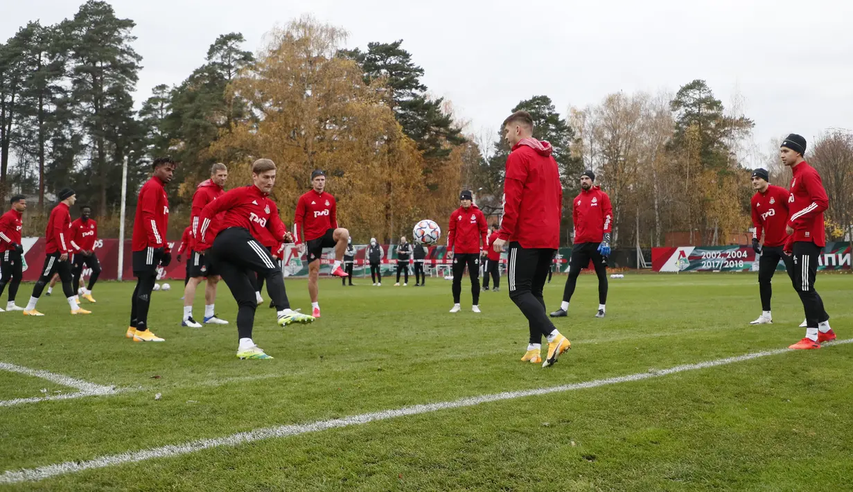 Para pemain Lokomotiv Moskow saat mengikuti latihan tim di Bakovka di luar Moskow (26/10/2020). Lokomotiv Moskow akan bertanding melawan wakil Jerman, Bayern Munchen pada grup A Liga Champions. (AFP/Pool/Maxim Shipenkov)