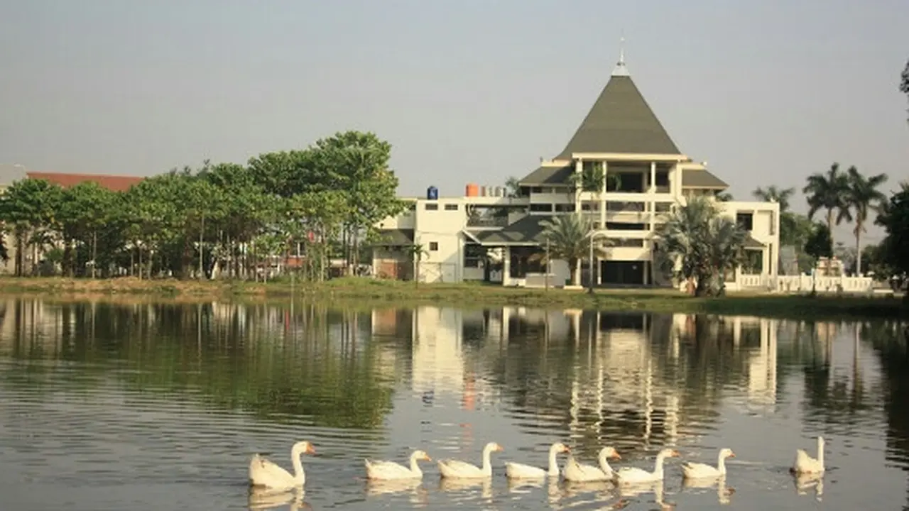 Masjid Baitul Makmur di Telaga Sakinah, Cikarang Barat: indah, alami dan ramah lingkungan. (Foto: mui.or.id/Liputan6.com)