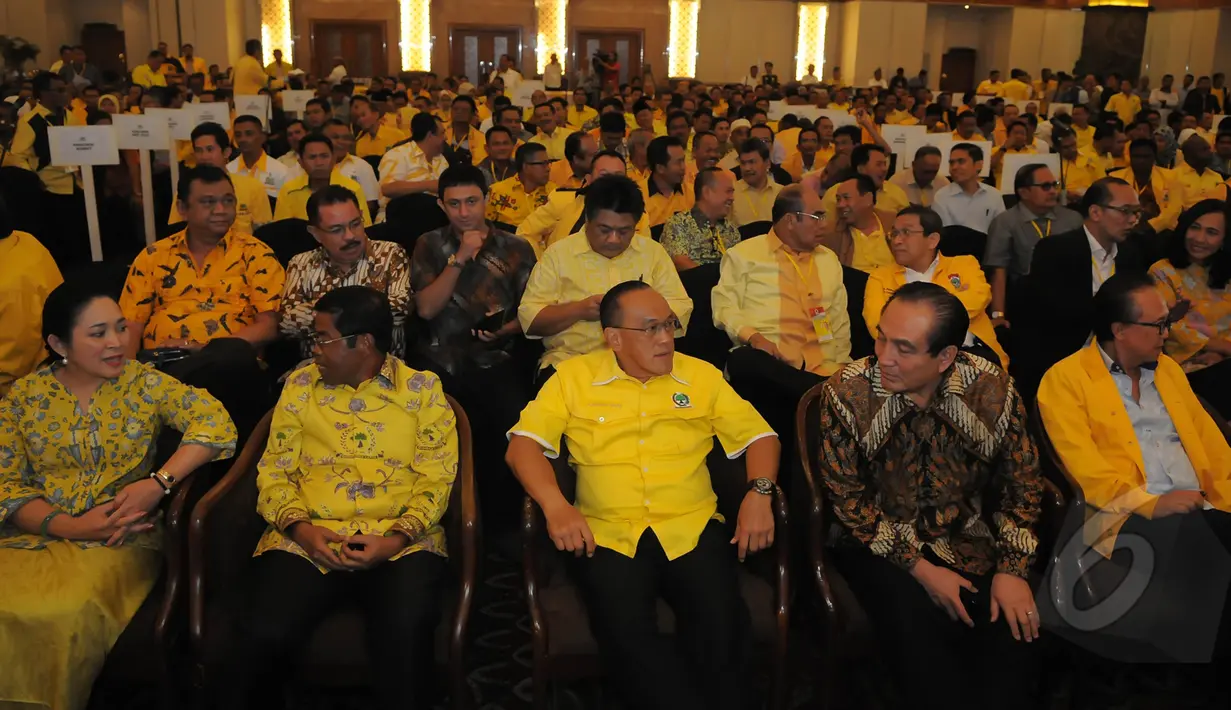 Ketum Partai Golkar versi Munas Bali Aburizal Bakrie (tengah) berbincang dengan Wakil Ketum Golkar Theo L Sambuaga (kedua kanan) disela rapat konsultasi nasional Golkar di Jakarta, Selasa (10/3/2015). (Liputan6.com/Herman Zakharia)