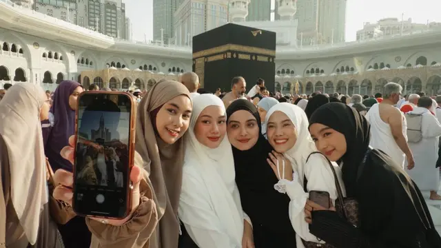Gaya Syar’i nan Anggun ala Dinda Hauw, Anisa Rahma, dan Vebby Palwinta Saat Umrah