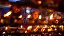 Seorang anak laki-laki menyalakan lampu minyak saat Festival Kuse Aunsi di Kuil Gokarneshwor, Kathmandu, Nepal, Kamis (14/9/2023). Kuse Aunsi adalah festival di mana para ayah, baik yang masih hidup maupun yang sudah meninggal, dihormati. (AP Photo/Niranjan Shrestha)