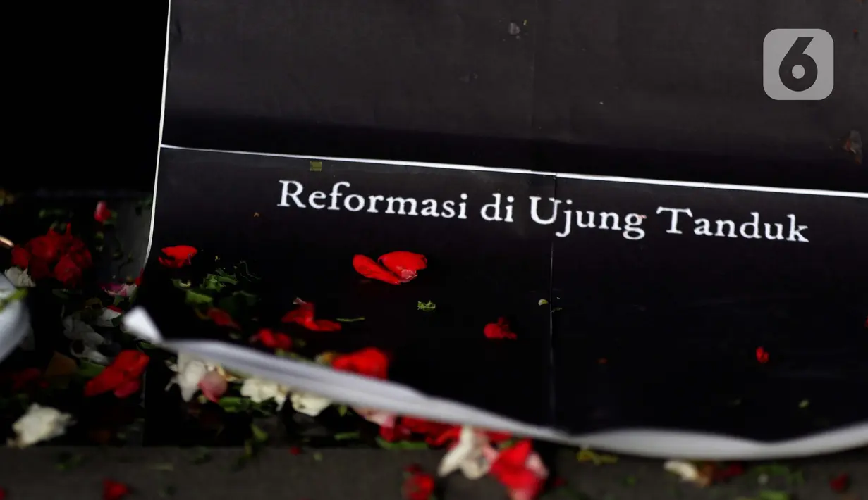 Poster yang dibawa pegiat Antikorupsi yang menamakan diri Rakyat Indonesia Peruwat KPK saat melakukan aksi teatrikal "Ruwatan" di Lobby Gedung Anti-Corruption Learning Center (ACLC) KPK, Jakarta, Jumat (28/5/2021). Ruwatan ini sebagai simbol pengusiran energi jahat. (Liputan6.comHelmi Fithriansyah)