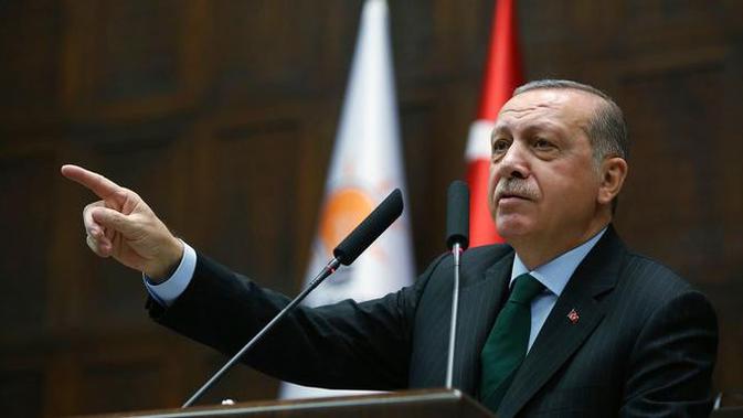 Presiden Turki Recep Tayyip Erdogan memberi keterangan saat menggelar pertemuan di Ankara, Turki (5/12). Karena kebijakan Trump soal Yerusalem, Erdogan akan memutus semua hubungan diplomatik dengan Israel. (Yasin Bulbul / Pool via AP)