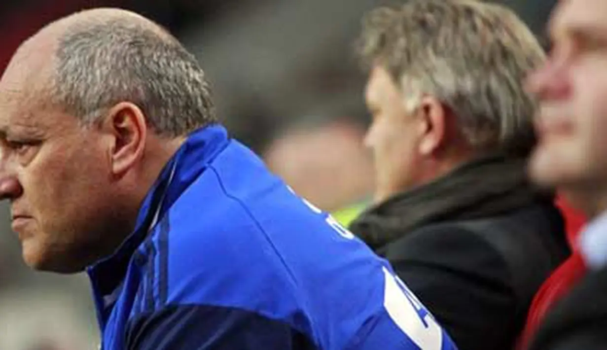 Gaya pelatih Ajax Amsterdam, Martin Jol saat menyaksikan kiprah anak-anak asuhannya di laga lanjutan Eredivisie melawan Willem II Tilburg di Amsterdam Arena, 17 Oktober 2009. AFP PHOTO / Anoek DE GROOT 