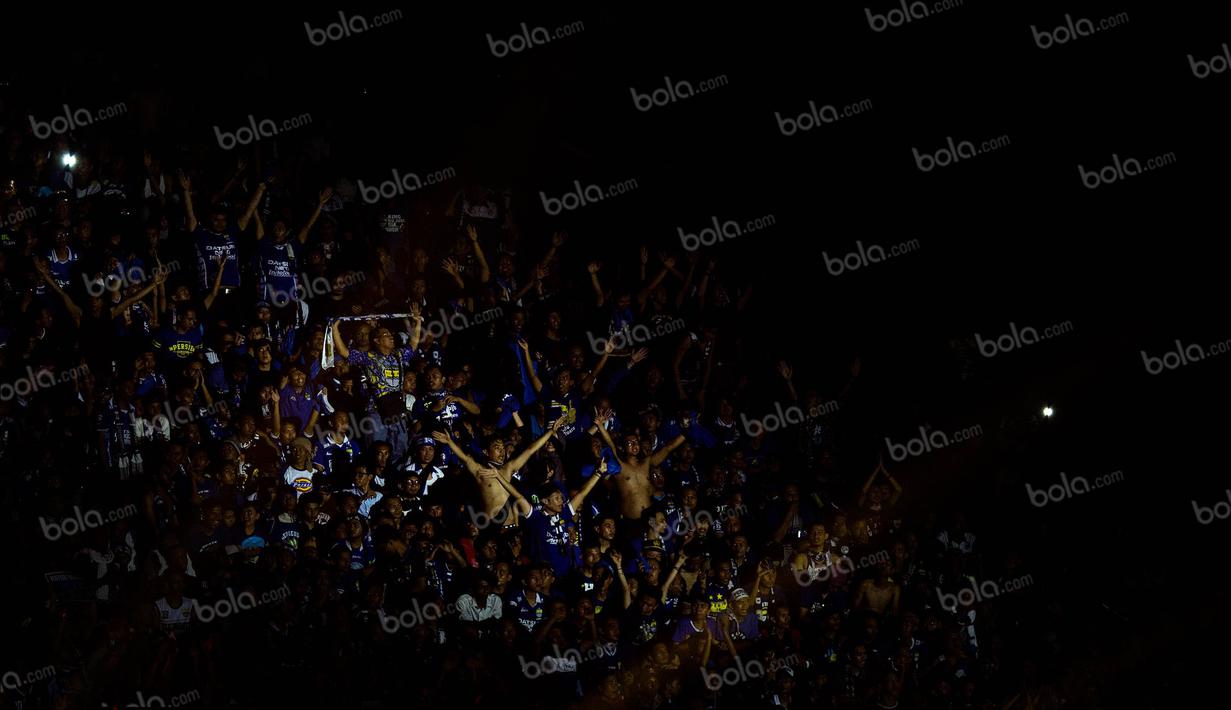 Final Torabika Bhayangkara Cup 2016 antara Arema Cronus melawan Persib Bandung berlangsung meriah. Dua tim ini memang dikenal sebagai klub dengan basis suporter yang besar. (Bola.com/Vitalis Yogi Trisna)