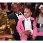 Usia boleh terbilang kecil, namun Blue Ivy tampil fashionable dalam balutan jas bernuansa pink di Grammy Awards 2017.(Foto:Marieclaire.com)